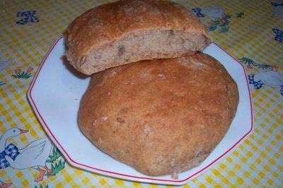 Imagen de un pan integral de centeno y semillas