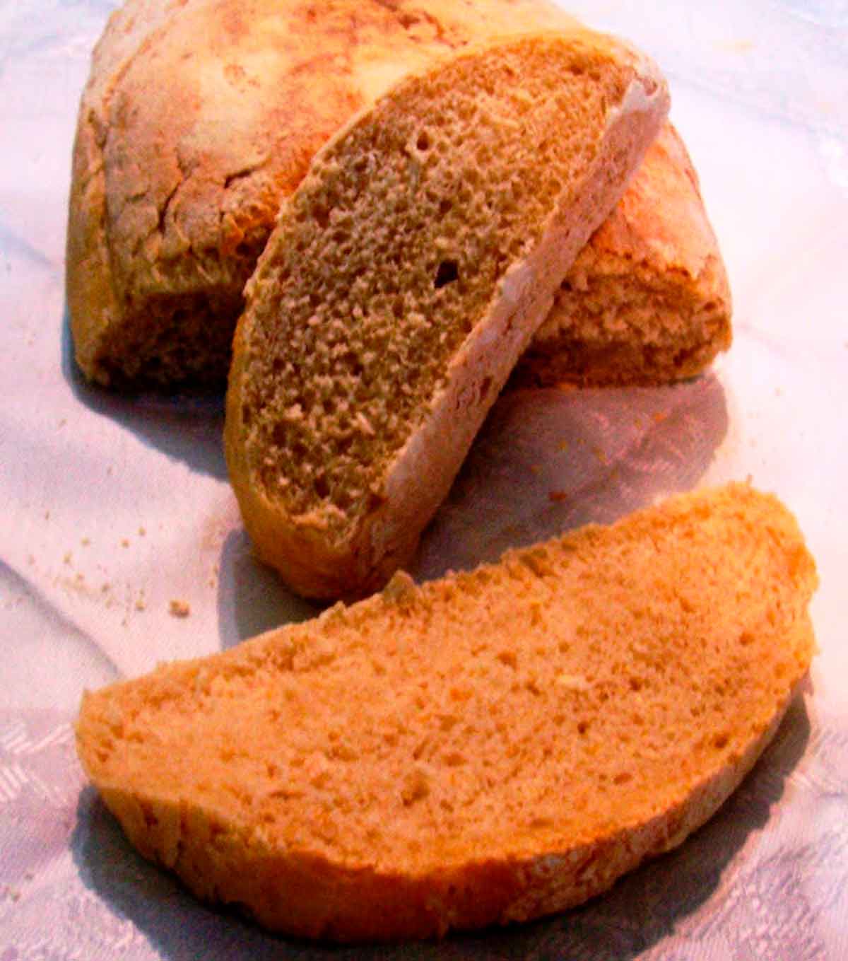 Imagen del pan rústico con masa madre natural