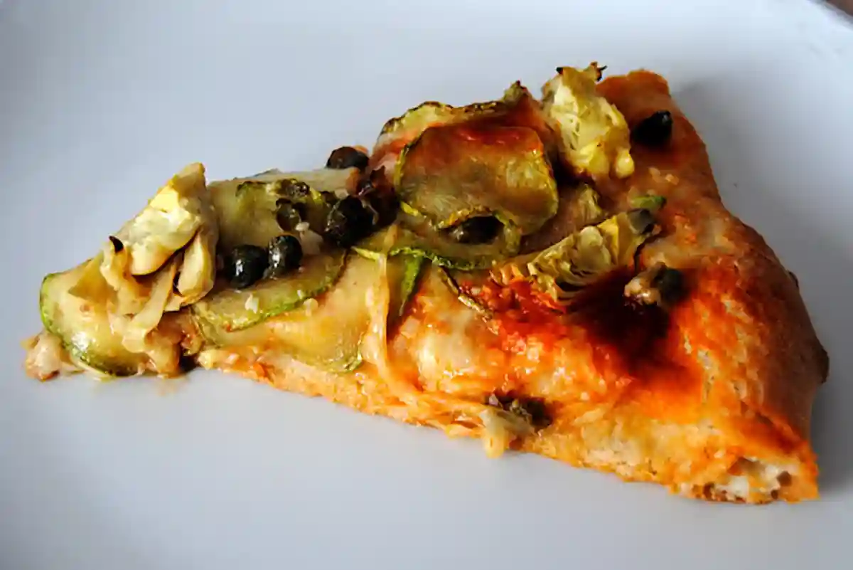 Imagen de la Pizza con alcachofas, calabacín y alcaparras