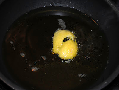 Fritura del limón en aceite