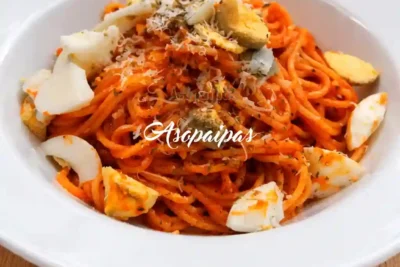 Espaguetis con atún y huevo duro con tomate y queso parmesano