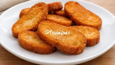 Rebanadas de pan frito o rebanás recién hechas con azúcar