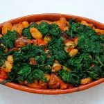 Cazuela de Judiones con Espinacas y Salchichas (Gigantes me spanaki ke lahanika sto fourno)