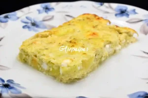 Sfougato griego de calabacín y queso feta recién horneado
