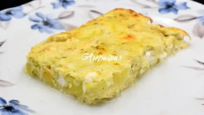 Sfougato griego de calabacín y queso feta recién horneado