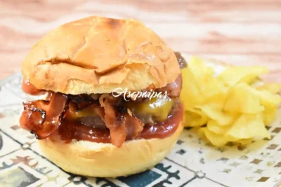Hamburguesa con Bacon Caramelizado y Queso Cheddar