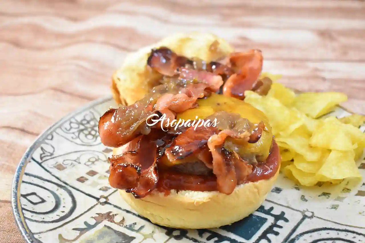 Hamburguesa con Bacon Caramelizado y Queso Cheddar