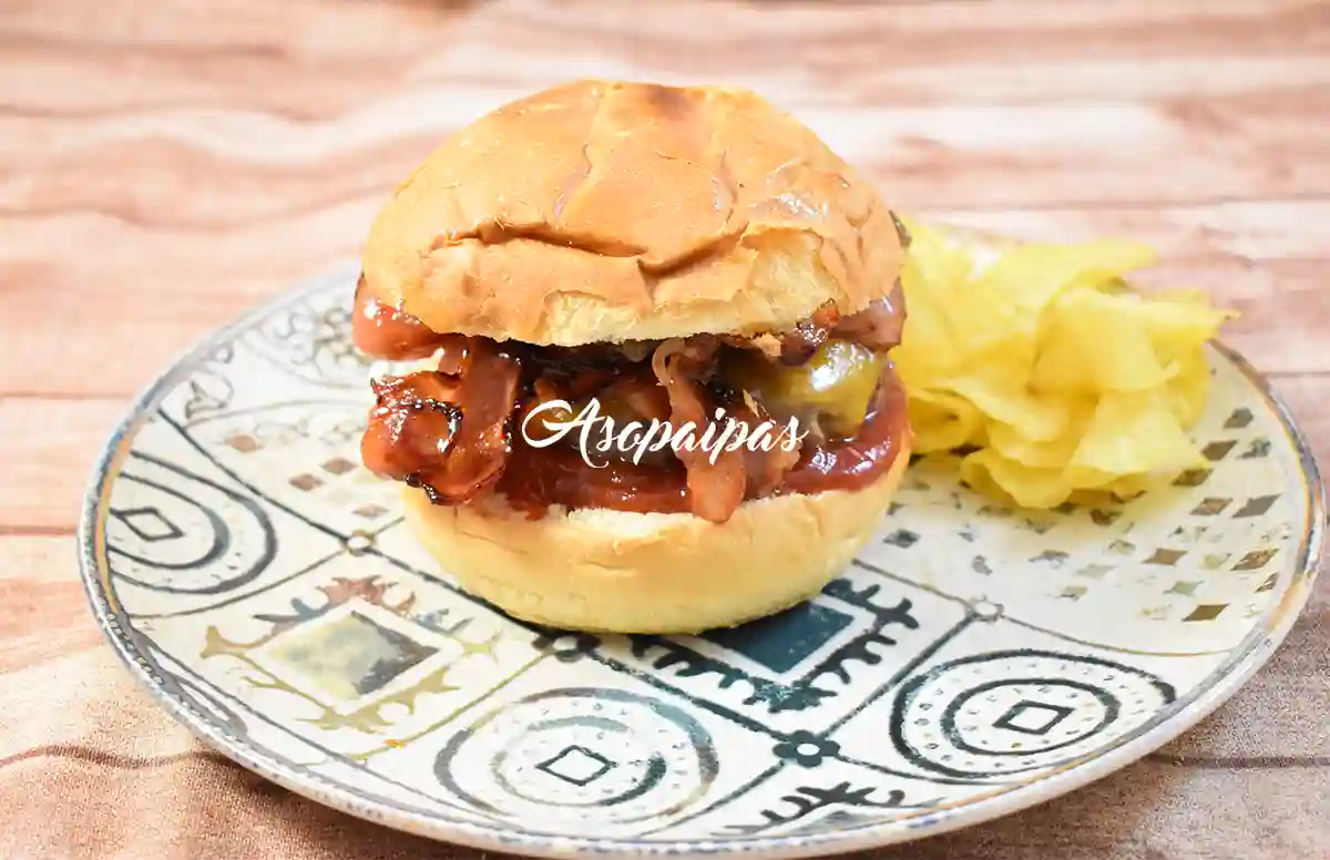 Hamburguesa con Bacon Caramelizado y Queso Cheddar