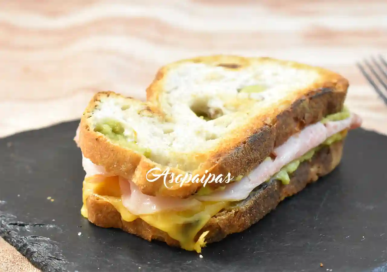 Sándwich con Guacamole, Jamón Cocido y Queso Cheddar