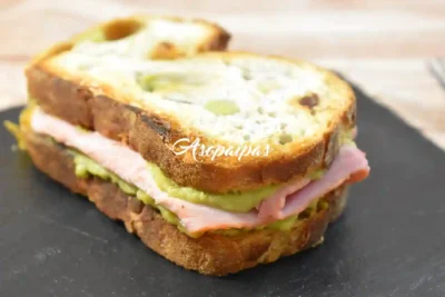 Sándwich con Guacamole, Jamón Cocido y Queso Cheddar