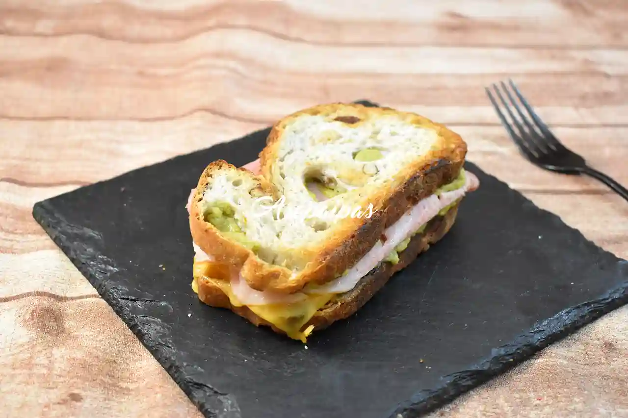 Sándwich con Guacamole, Jamón Cocido y Queso Cheddar