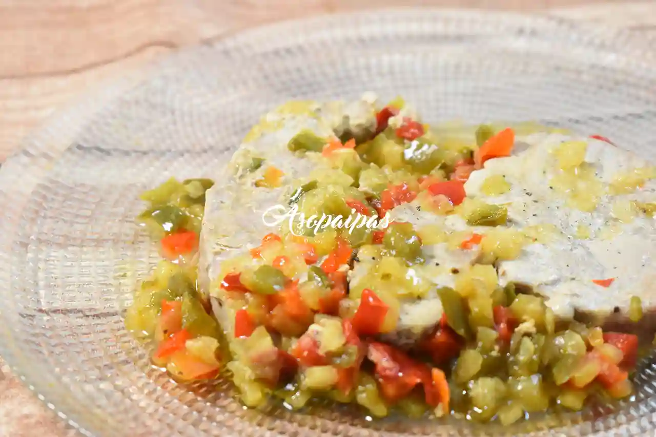 Atún con Salsa de Pimientos y Cebolla