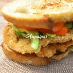 Sándwich de Pollo Empanado con Aguacate