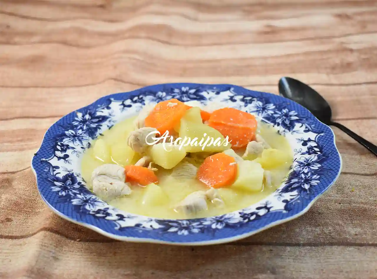 Sopa de Pollo con Verduras, Huevo y Limón