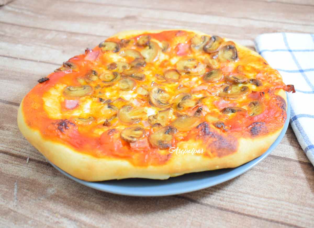 Imagen de la Pizza con Champiñones y Jamón Cocido