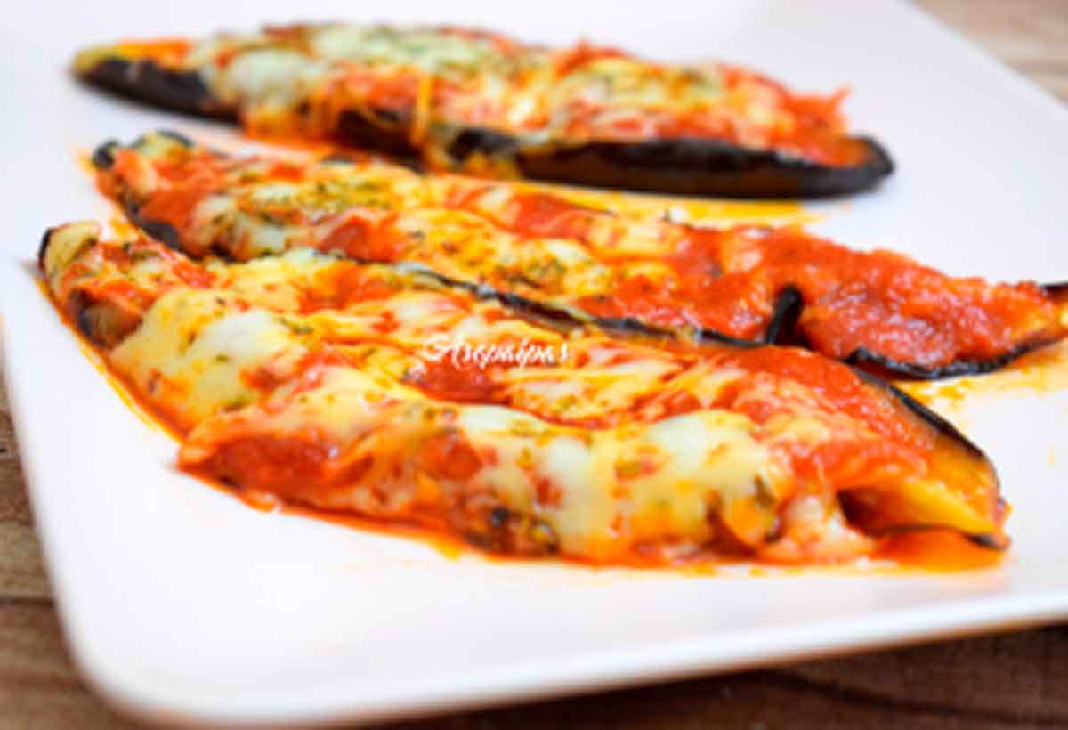 Imagen de unas berenjenas con salsa de tomate y parmesano
