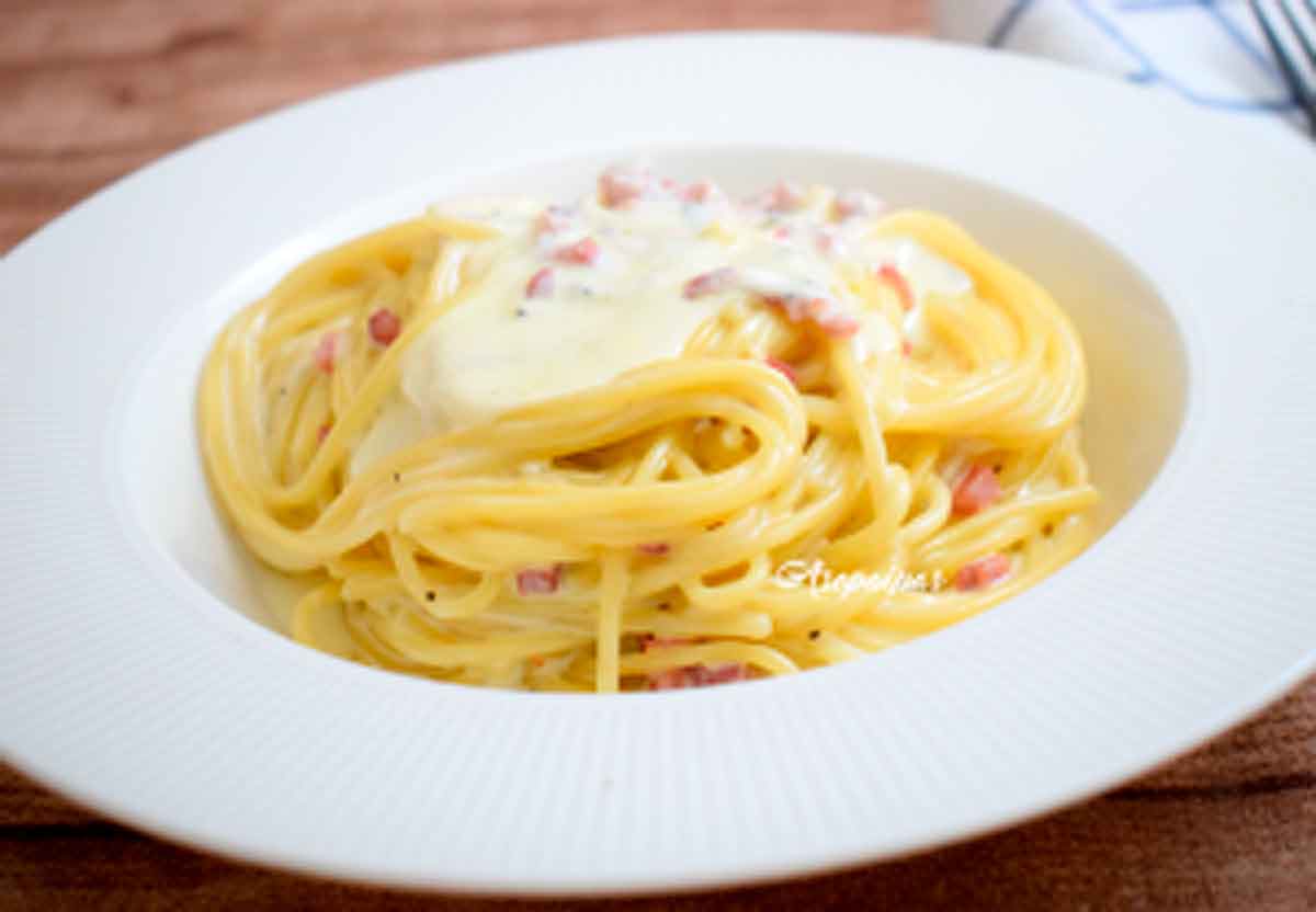 Imagen de unos espaguetis con salsa de gorgonzola y jamón