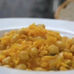 Imagen del arroz con garbanzos y hierbabuena