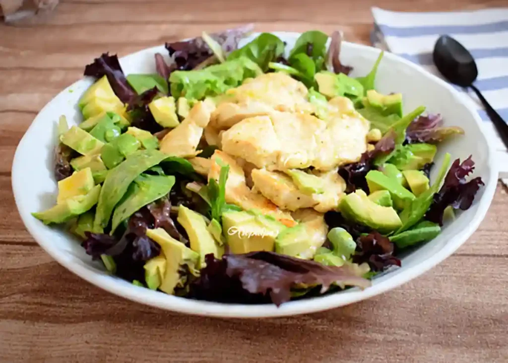 Imagen de la ensalada de Aguacate y Pollo con aliño de cítricos