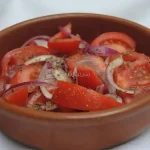 Ensalada de Tomate y Cebolla (Domatosalata me Kremidia)