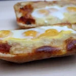Imagen de las Tostadas de Sobrasada, huevos de codorniz y queso cheddar