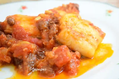 Imagen del Bacalao en salsa de tomate con Piñones y Pasas