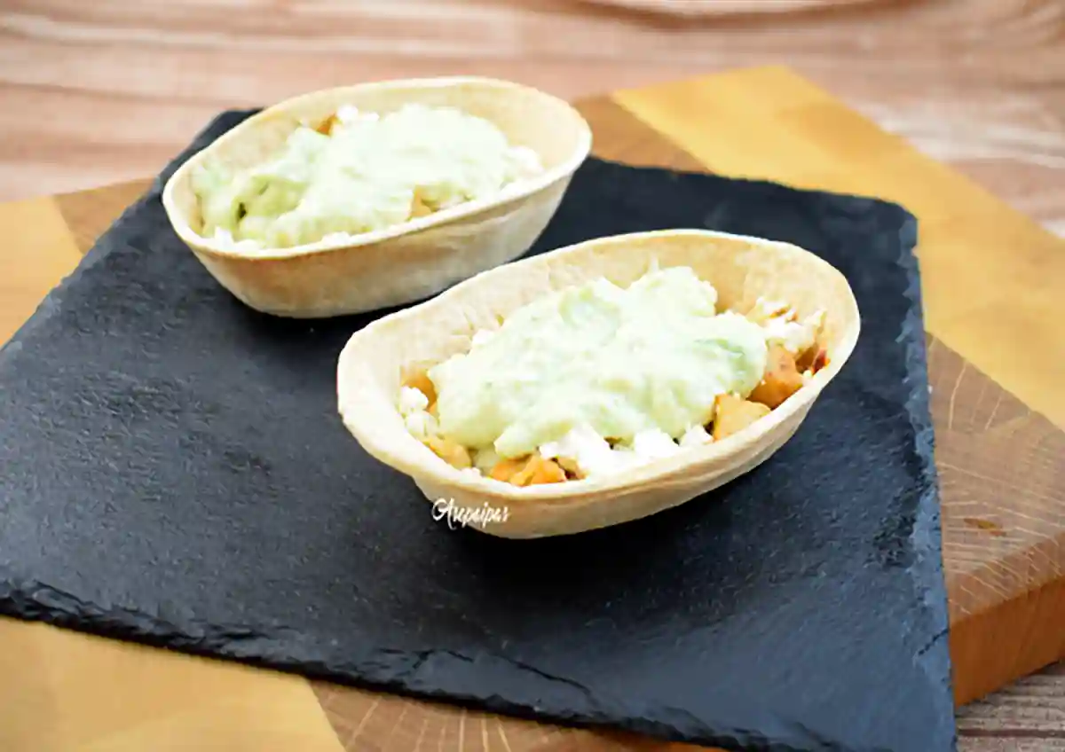 Imagen de los Barquitas con Pollo y Crema de Aguacate
