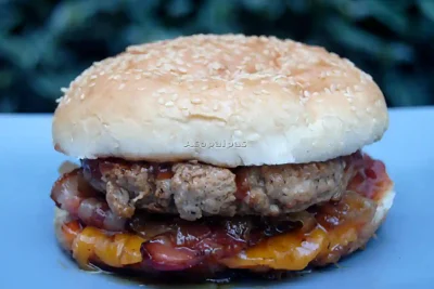 Imagen de la Hamburguesa con Bacon Caramelizado y Queso Cheddar