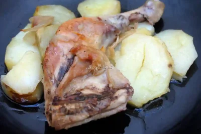 Imagen de los Cuartos Traseros de Pollo con Patatas Panaderas