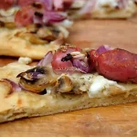 Pizza de Salchichas, Cebolla roja y Champiñones