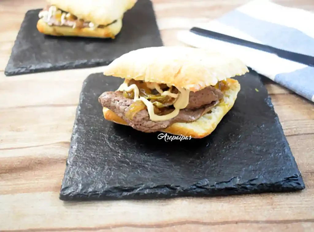 Imagen del Sándwich de Ternera con Cebolla Caramelizada y Mayonesa de Soja