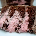 Imagen de la Tarta de Chocolate, mousse de fresa y Frosting de Chocolate