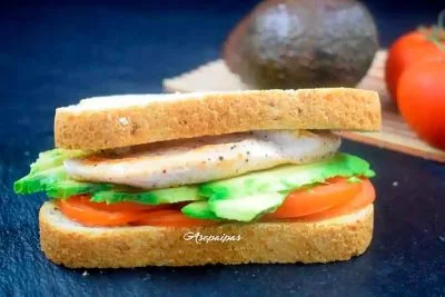 Imagen del Sándwich de Pavo con Aguacate y Tomate