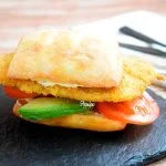 Bocadillo de Pollo Empanado, Aguacate y Tomate