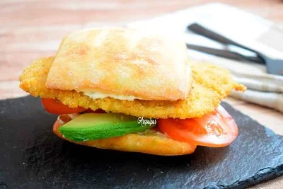 Imagen del Bocadillo de Pollo Empanado, Aguacate y Tomate