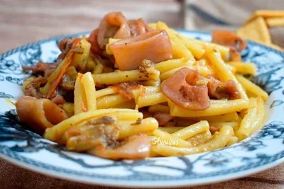 Imagen de los Casarecce con Berenjenas, Tomates Cherry y Calamares