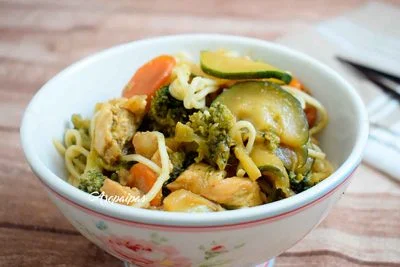 Imagen de los Fideos Chinos con Verduras y Pollo