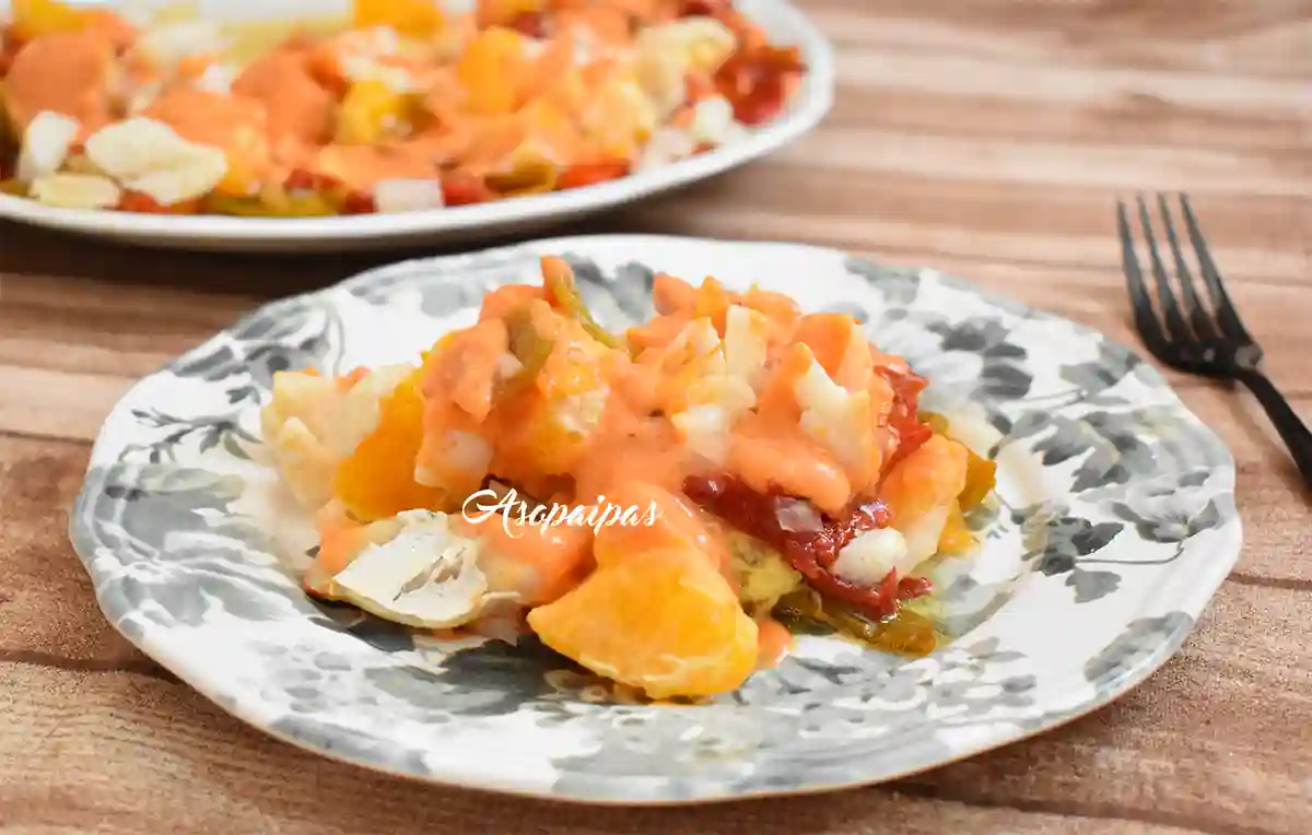 Imagen de la Ensalada de Bacalao con Pimientos Asados, Naranja y Salmorejo