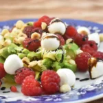 Ensalada de Mozzarella con Aguacate y Frambuesas