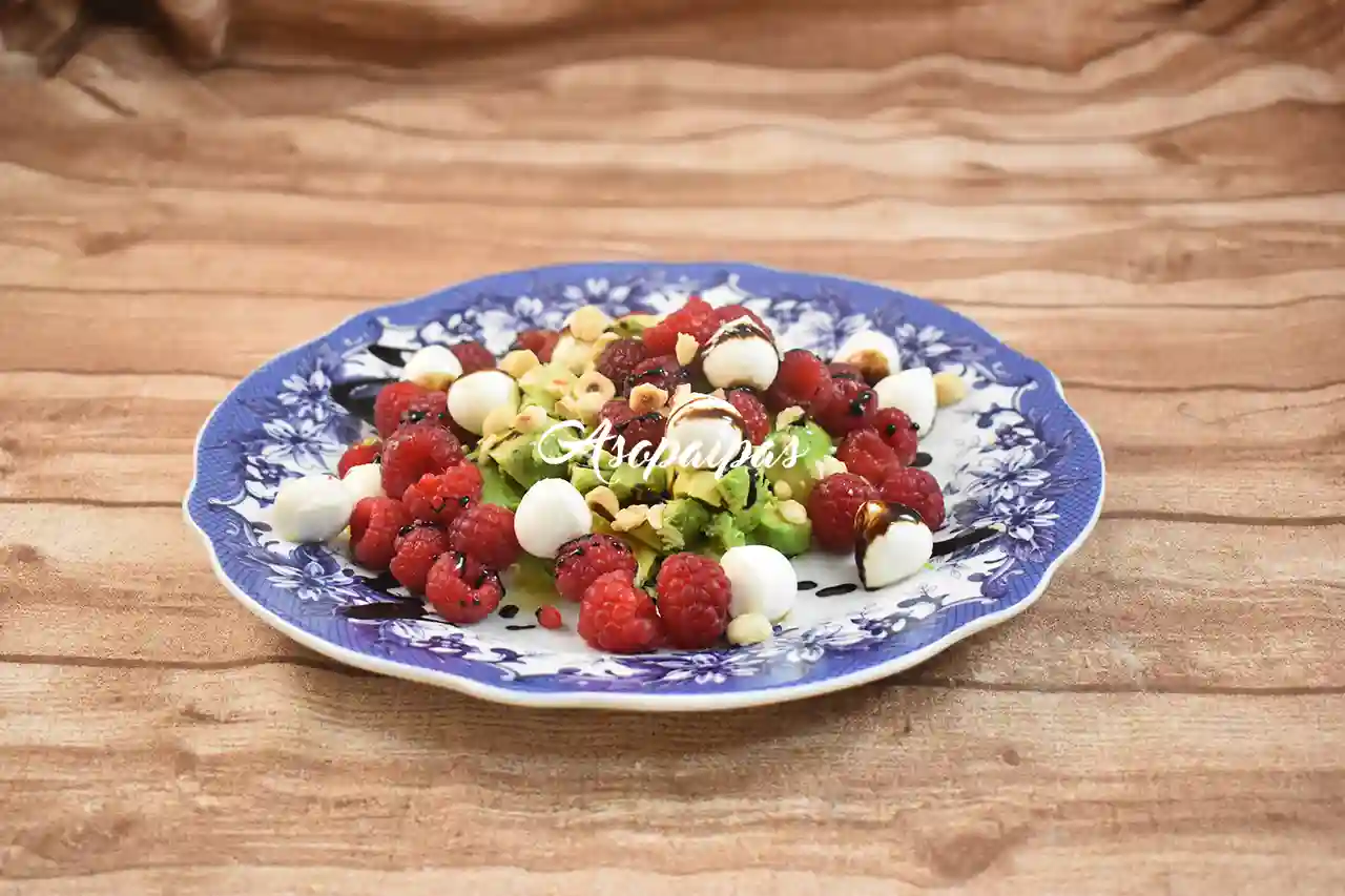 Ensalada de Mozzarella con Aguacate y Frambuesas