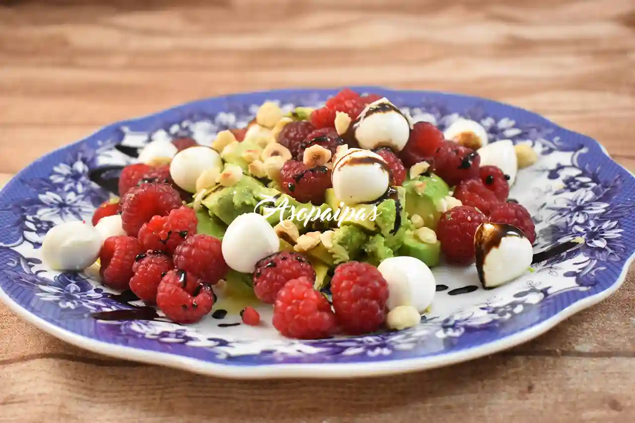 Ensalada de Mozzarella con Aguacate y Frambuesas