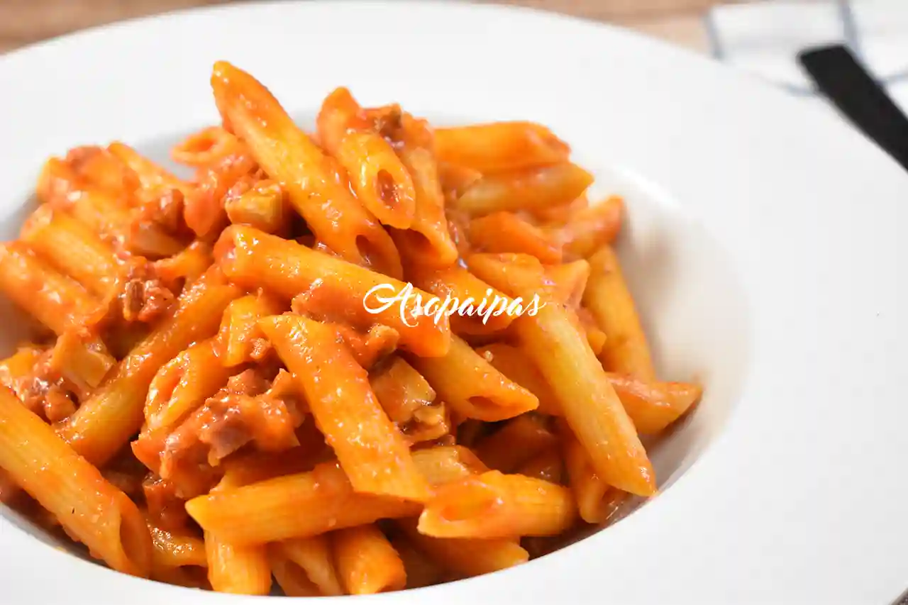 Macarrones con Contramuslos Especiados y Jamón