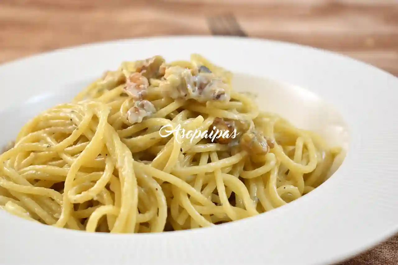 Espaguetis con salsa de roquefort y nueces