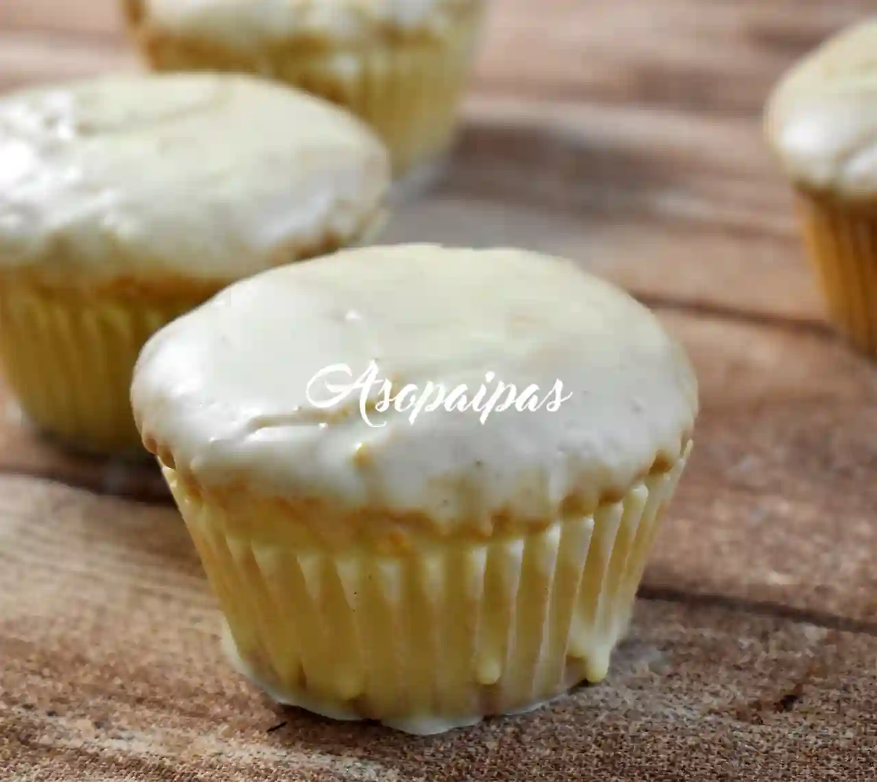 Magdalenas con cobertura de chocolate blanco