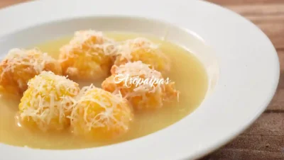Bolitas de Arroz con Caldo de Carne