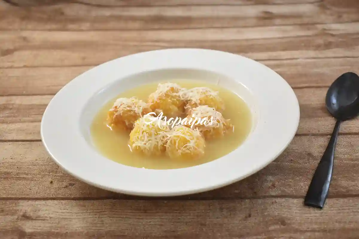 Bolitas de Arroz con Caldo de Carne