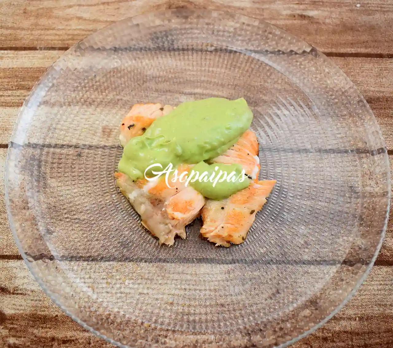 Delicioso salmón con crema de aguacate