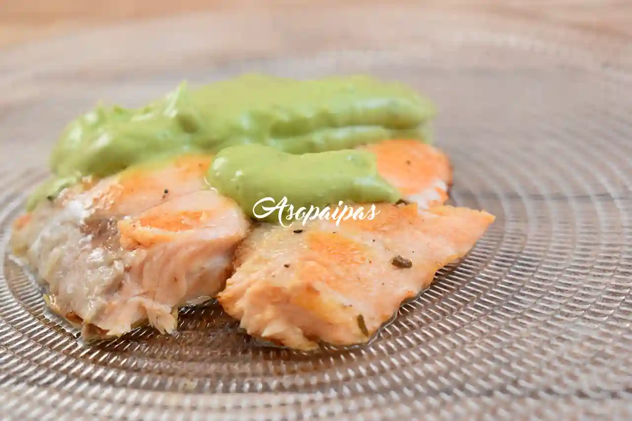 Salmón con crema de aguacate