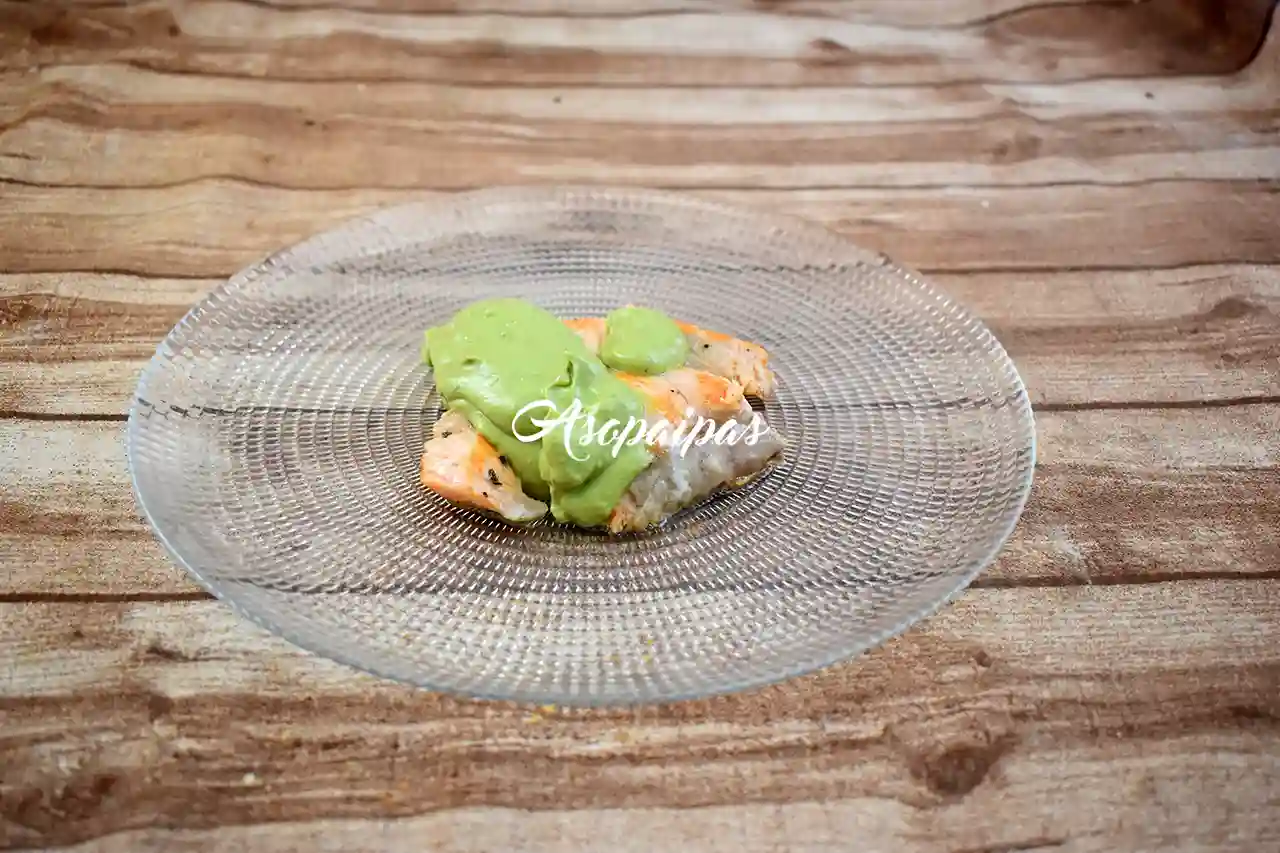Sabroso salmón con crema de aguacate